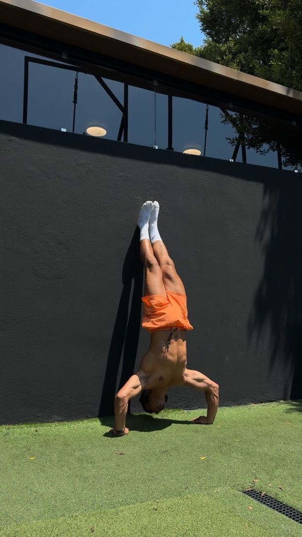 Fotograma de un vídeo de técnica: pino contra la pared
